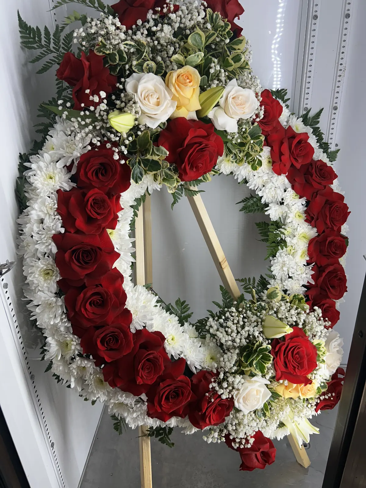 corona funeral wreath red white 01