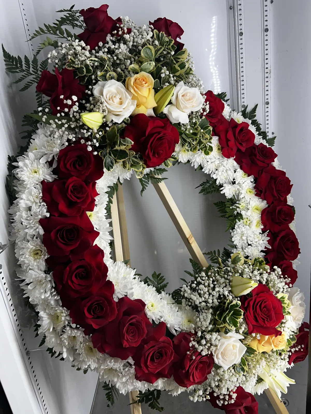 corona funeral wreath red white 02