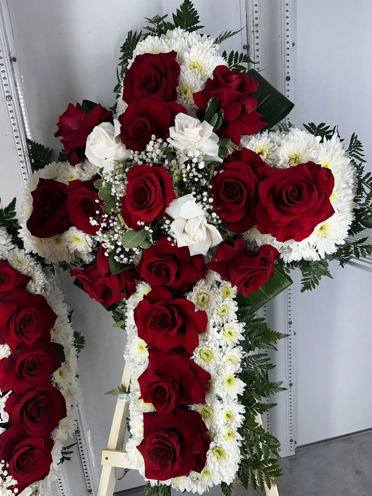 flores cruz funeral cross red white 02
