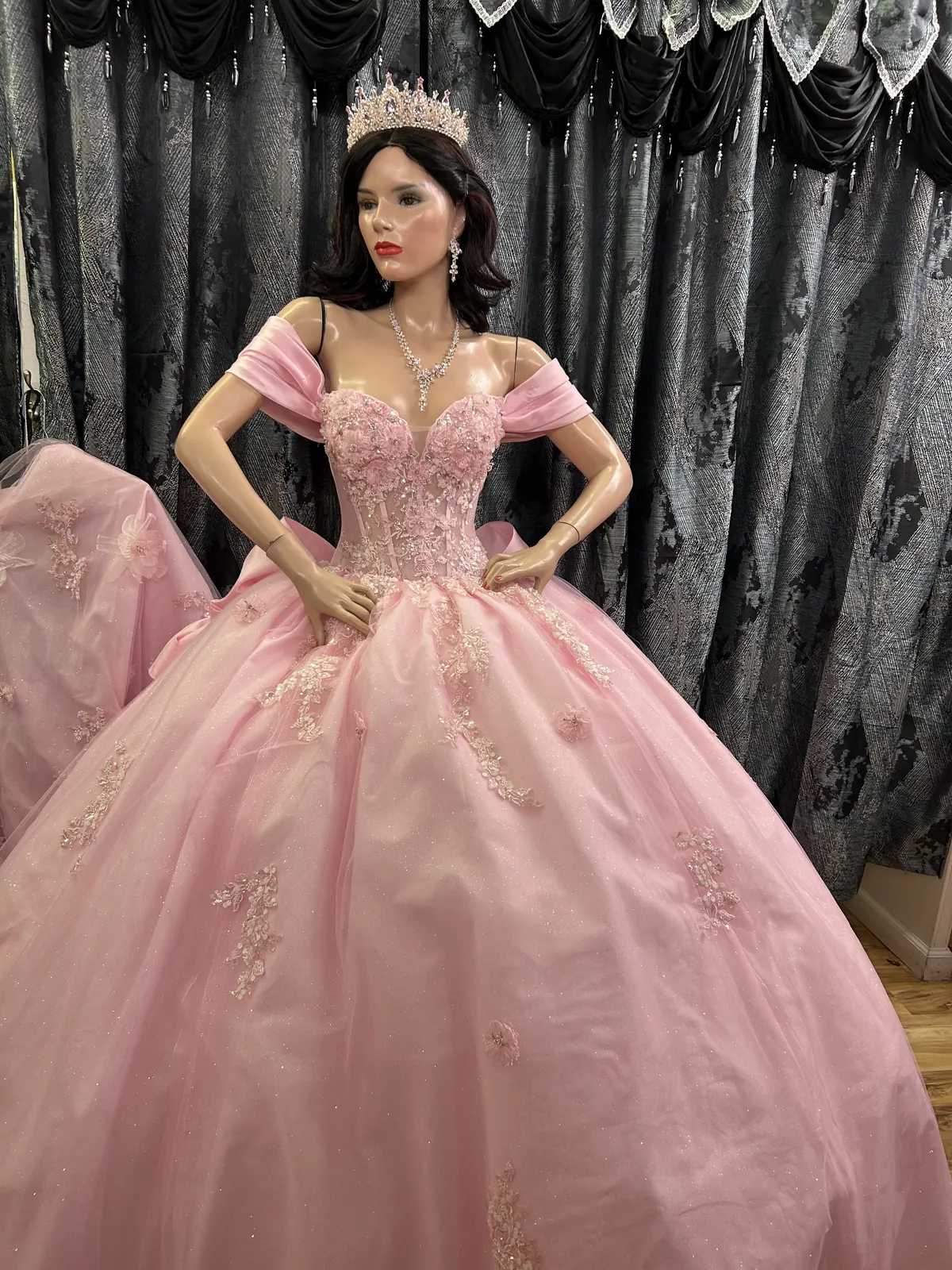 vestido quinceanera rosa corona display