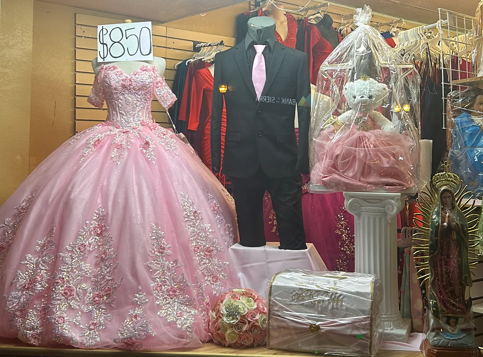 vestido quinceanera rosa window display